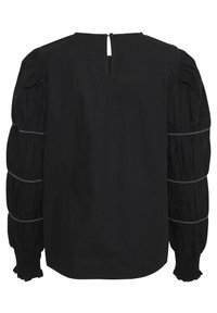 Blouse noire à manches longues avec manches bouffantes à volants, poignets froncés et petite fermeture bouton goutte d'eau au dos de l'encolure.