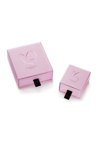 Scatole rosa con una finitura liscia, una più grande con un design a perforazione a farfalla e il nome del brand, entrambe con linguette nere.