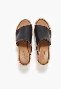 Czarne skórzane klapki z szerokim paskiem, taninową skórzaną wkładką i plecioną jute'ową podeszwą dla tekstury i wsparcia.