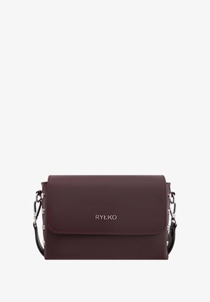 Borsa a tracolla in pelle bordeaux con chiusura a pattina magnetica, hardware in argento e cuciture a contrasto. Forma rettangolare compatta.