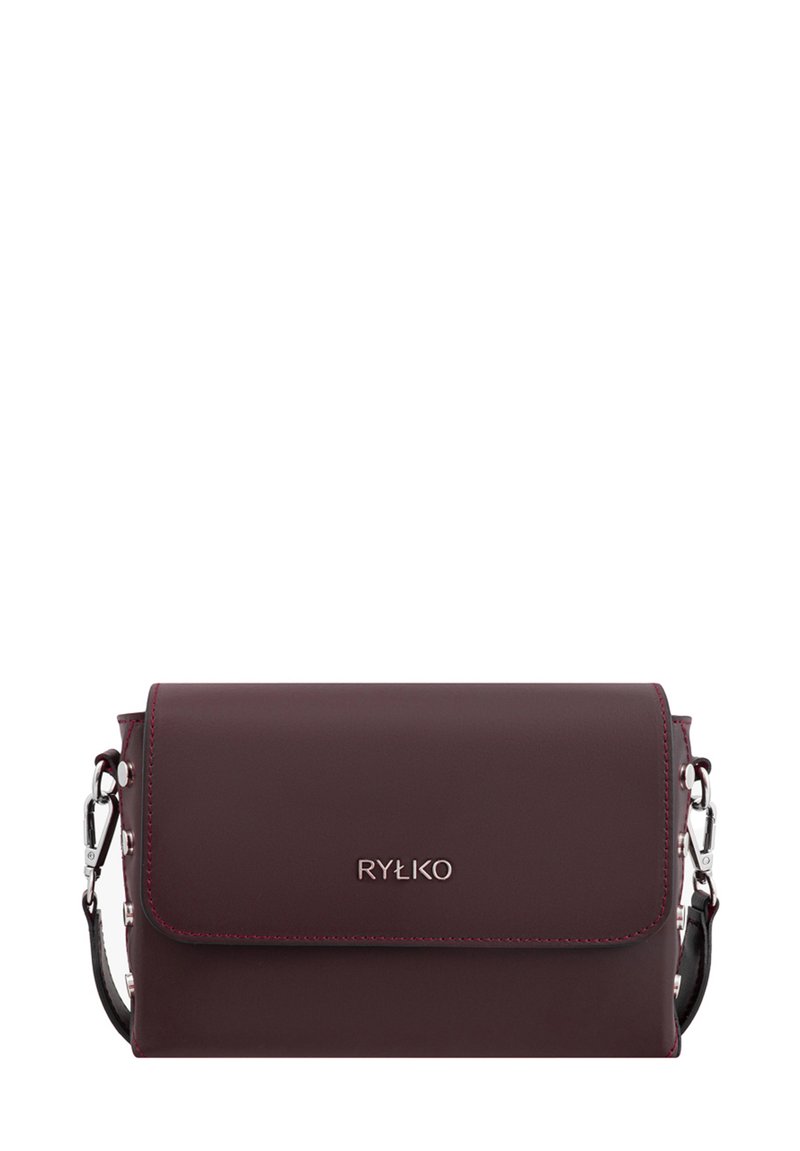Bordeaux-farbenes Leder-Crossbody-Tasche mit einem magnetischen Klappenverschluss, silbernen Hardware und kontrastierenden Nähten. Kompakte rechteckige Form.
