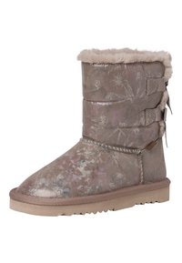 Bottines en maille rose métallique avec un col en fausse fourrure, trois accents de sangle et une semelle texturée. Motif floral visible sur le matériau.
