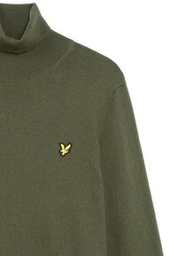 Olivgrön polotröja i ett mjukt stickat material. Har en liten gul och svart broderad logga på bröstet.