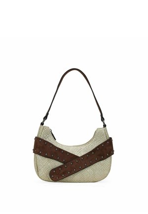 Bolso de hombro de tela beige con correas marrones tachonadas superpuestas y un asa marrón única.