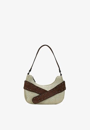 Bolso de hombro de tela beige con correas marrones tachonadas superpuestas y un asa marrón única.