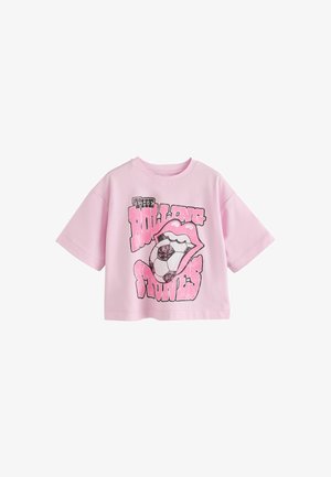 Pink kortærmet t-shirt med teksten „"The Rolling Stones"“ og en grafik af åbne læber, der holder en fodbold.