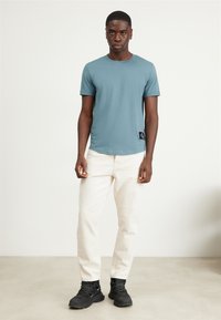 Calvin Klein Jeans BADGE TURN UP SLEEVE - T-shirts - goblin blue