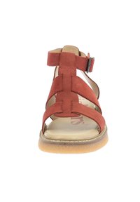 Sandalo rosso in suede con punta aperta, cinturini incrociati, fibbia alla caviglia e soletta ammortizzata. Presenta una suola in gomma per una migliore aderenza.