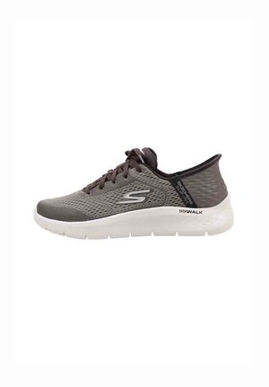 Zapatilla de malla gris con suela de goma blanca, que presenta un diseño texturizado, cordones en la parte delantera y acentos de marca en contraste en el lateral.