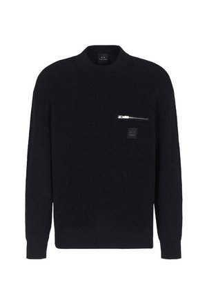 Maglione nero a coste con scollo rotondo e maniche lunghe. Presenta una tasca sul petto con zip e una piccola patch del marchio.