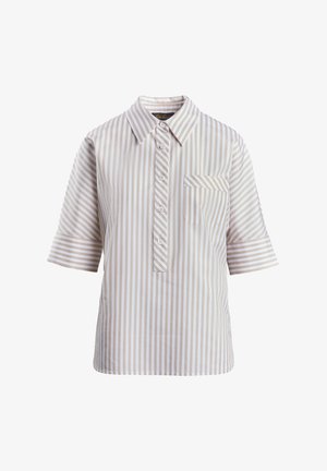 Camisa de manga corta con cuello en beige claro con rayas verticales blancas, que cuenta con un bolsillo frontal y una tapeta con cierre de botones.