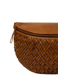 Borsa in pelle marrone a vita con texture intrecciata sulla parte anteriore e chiusura a zip lungo il bordo superiore.
