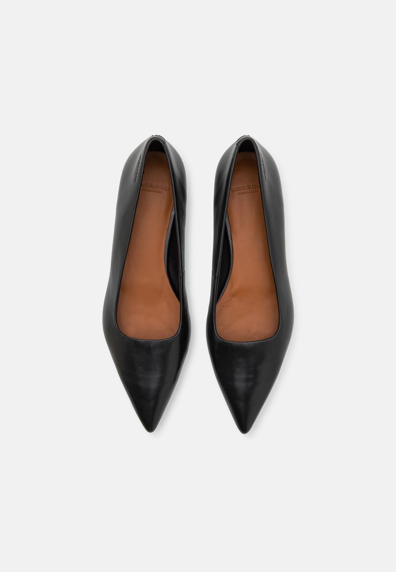 Schwarze Leder-Pumps mit spitz zulaufender Zehenpartie und glatter Oberfläche, versehen mit einem tief ausgeschnittenen Vorderteil und einer braunen Innenauskleidung. Keine sichtbare Markierung oder Akzente.