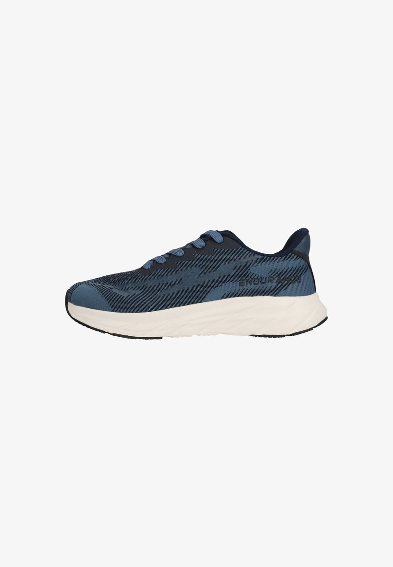 Blaue Sneakers aus strukturiertem Stoff mit einem gemusterten Design, ausgestattet mit einer weißen Sohle und blauen Schnürsenkeln.