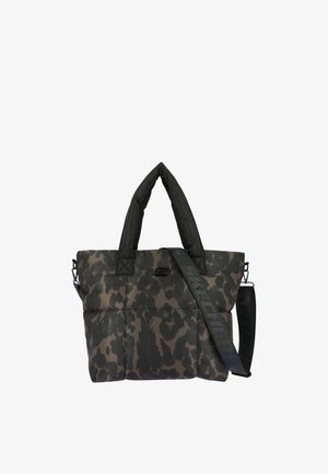 Sac fourre-tout matelassé à motif camouflage foncé avec deux poignées et une bandoulière noire amovible avec texte.