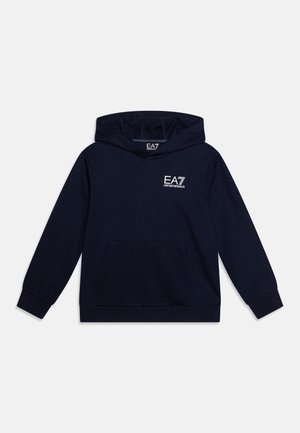 Sudadera con capucha azul marino hecha de mezcla de algodón suave, con bolsillo canguro, puños acanalados y logo bordado de EA7 en el pecho.