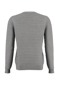 Szary sweter dzianinowy z teksturowanym, paskowym wzorem, okrągłym dekoltem i długimi rękawami. Rękawy i dół swetra są ściągane ściągaczami dla lepszej struktury.