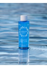 Blauwe plastic fles van Lumene Nordic Hydra Hydration Boost Toner, 150ml, met witte dop, voorzien van tekst en afgeronde designelementen.