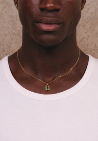 Common Lines SOLITAIRE PENDANT EMERALD UNISEX - Necklace - gold-coloured