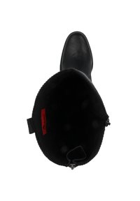 Botte en cuir noire avec un embout rond et une doublure intérieure douce. Présente un accent texturé noir au col et une petite étiquette rouge à l'intérieur.