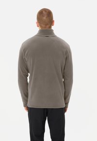 Giacca in fleece grigia con collare, dotata di maniche lunghe e una texture liscia. La vista posteriore mostra un design semplice senza loghi visibili.