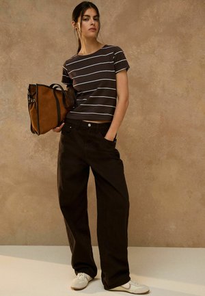 Next, REGULAR FIT - SCULPTED SHORT SLEEVE T-SHIRT - T-Shirt basic - brown stripe