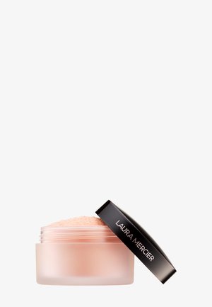 Pot ouvert de poudre libre translucide à teinte rose, couvercle noir étiqueté "Laura Mercier" appuyé contre le contenant givré.