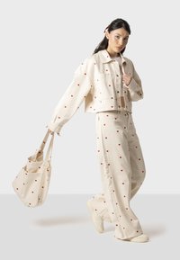Kaotiko RELAXED MULTIHEART - Traperice ravnih nogavica - ivory