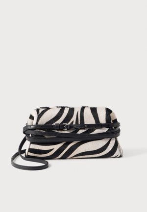 Kleine rechthoekige clutch met zwart-witte zebraprint en een dunne zwarte leren riem opgerold op een witte achtergrond.