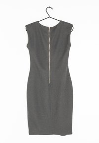 Robe sans manches grise avec un col rond, dotée d'une fermeture éclair centrale dorée et d'une silhouette près du corps. Texture de tissu lisse.