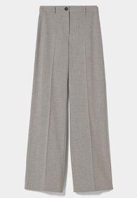 Grijze wijde broekspijpen gemaakt van een gestructureerde stof, met een enkele knoopsluiting en scherpe plooien aan de voorkant.