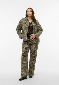 Vero Moda Curve VMCTESSA HR WIDE STRETCH AOP  CUR - Flared jeans - silver mink