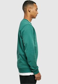 Starter LOGO CREWNECK - Sweatshirt - darkfreshgreen