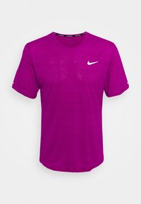 Camiseta de running de Nike de manga corta en color púrpura, con el logo Swoosh blanco en el pecho, escote redondo y una sutil textura a rayas.