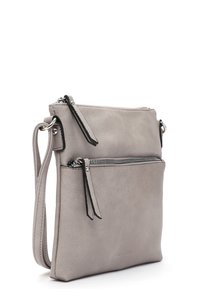 Graue Ledertasche zum Crossbody-Tragen mit einer Reißverschlusstasche auf der Vorderseite, verstellbarem Riemen und glatter Textur mit subtilen Variationen.
