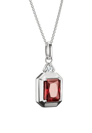 Collana con catena in argento con pendente rettangolare in gemma rossa scura, accentuata da una piccola pietra trasparente rotonda sopra la gemma.