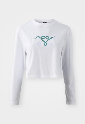 Baltas garām piedurknēm apgriezts T-krekls, izgatavots no kokvilnas, ar zaļas čūskas grafiku, kas savijas ar atslēgas dizainu uz priekšpuses.