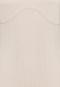 Body color beige a coste con scollatura ondulata, realizzato in un tessuto morbido; presenta strisce verticali e un design aderente.