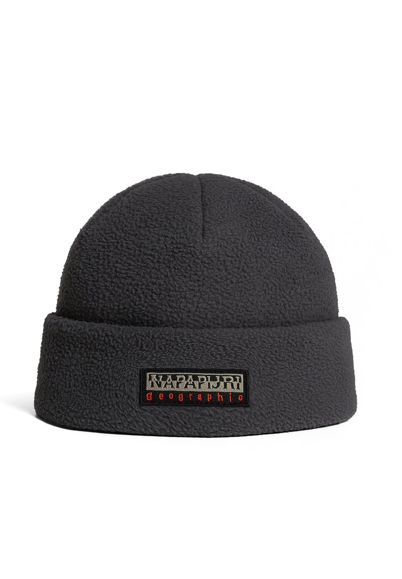 Gorro de forro polar negro con un dobladillo en la parte superior y una etiqueta de marca rectangular que presenta "NAPAPIJRI" y "geographic" en colores contrastantes.