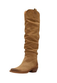 Botte en daim hauteur genou de couleur marron clair avec un design froissé, bout pointu et petit talon empilé. Comprend une languette de traction en haut.
