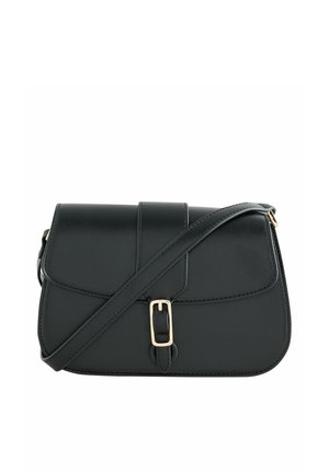 Zwarte leren crossbodytas met klepsluiting en goudkleurige rechthoekige gesp op de voorriem, minimalistisch ontwerp.