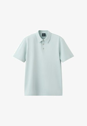Jasnoniebieska koszulka polo z krótkim rękawem, trzema guzikami i klasycznym kołnierzykiem, przedstawiona na białym tle.