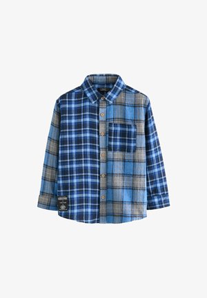 Chemise en flanelle à carreaux bleus et gris, à manches longues, avec une fermeture à boutons, une poche poitrine unique et des boutons en bois. Texture douce avec des motifs variés.