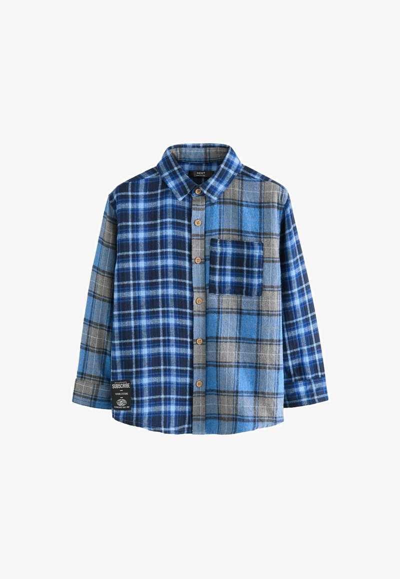 Camisa de franela a cuadros en azul y gris con mangas largas, cierre de botones, un bolsillo en el pecho y botones de madera. Textura suave con patrones variados.