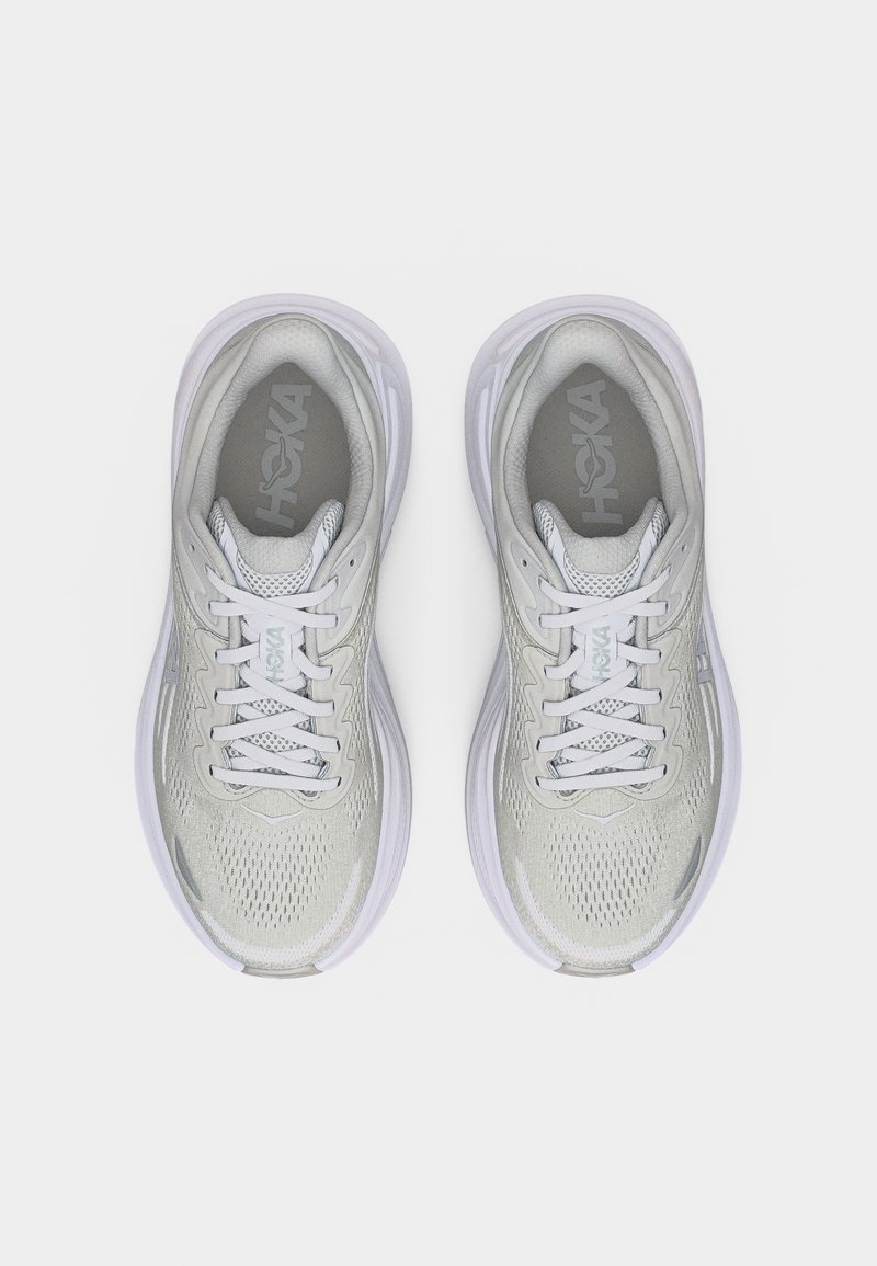 Paar grauer und weißer Hoka-Laufschuhe mit Mesh-Obermaterial und gepolsterten Zwischensohlen, von oben betrachtet, auf weißem Hintergrund.
