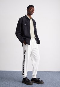Jordan UNISEX mleczny
