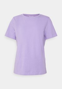 Liliowy t-shirt z okrągłym dekoltem, krótki rękaw, wykonany z miękkiej bawełny. Prosty design, regularny krój i czysta linia końcowa. Brak zauważalnych akcentów.