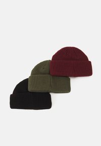 Set aus drei gestrickten Beanie-Mützen in Schwarz, Olivgrün und Burgunderrot. Jede Mütze verfügt über eine gerippte Textur und einen umgeschlagenen Saum für zusätzliche Wärme.