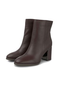 Bottines en cuir bordeaux avec une texture lisse, un bout pointu et un talon carré agrémenté d'une accentuation noire brillante.