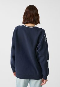 Stradivarius WITH STAR AND NUMBER   - Felpa - mottled dark blue